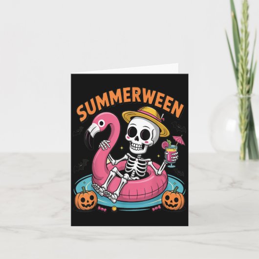 Griezelige Summerween-skelet die gewoon op Hallowe Kaart (Voorkant)
