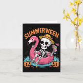 Griezelige Summerween-skelet die gewoon op Hallowe Kaart (Gele Bloem)