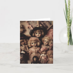 Griezelige vintage poppen gekleed in roze kaart