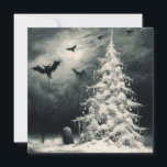 Griezige Kerstboom met Spetterende Vleermuizen Hor Feestdagenkaart<br><div class="desc">Hier is een leuke kerstkaart met een gotische afbeelding van een griezelige besneeuwde kerstboom onder de nachthemel met een grafsteen ernaast en vleermuizen bovenover. Dit is de perfecte kerstkaart voor een goth,  horrorfan of iemand die van griezeligs houdt. Kerstmis en het griezelige seizoen kunnen samen gevierd worden!</div>