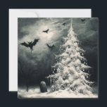 Griezige Kerstboom met Spetterende Vleermuizen Hor Feestdagenkaart<br><div class="desc">Hier is een leuke kerstkaart met een gotische afbeelding van een griezelige besneeuwde kerstboom onder de nachthemel met een grafsteen ernaast en vleermuizen bovenover. Dit is de perfecte kerstkaart voor een goth,  horrorfan of iemand die van griezeligs houdt. Kerstmis en het griezelige seizoen kunnen samen gevierd worden!</div>