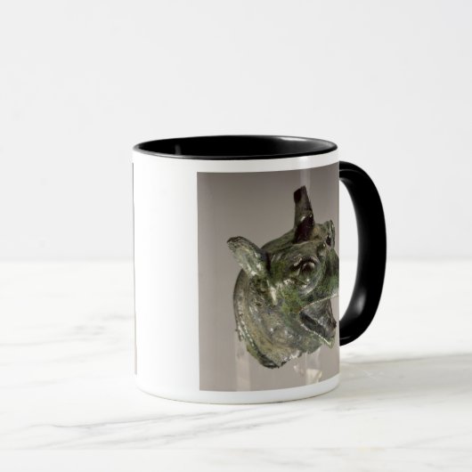 Griffiekkop, fragment van een bevestigingselement mok (Voorkant rechts)