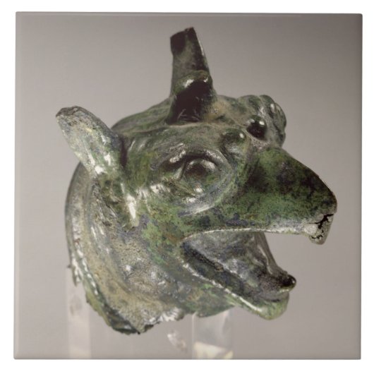 Griffiekkop, fragment van een bevestigingselement tegeltje (Voorkant)