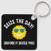 Grijp de dag! (voordat het je aangrijpt) sleutelhanger (Achterkant)