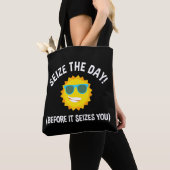 Grijp de dag! (voordat het je aangrijpt) tote bag (Dichtbij)