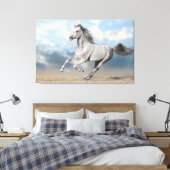Grijs Arabisch paard galoppeert door zandlandschap Canvas Afdruk (Insitu (Slaapkamer))