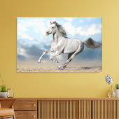 Grijs Arabisch paard galoppeert door zandlandschap Canvas Afdruk (Insitu (Woonkamer))