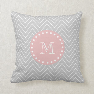 Grijs Baby Roze Modern Chevron Aangepast monogram Kussen