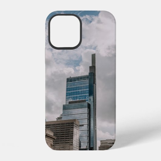 GRIJS BETONNEN GEBOUW ONDER BEWOLKTE LUCHT GEDUREN iPhone HOESJE (Achterkant)