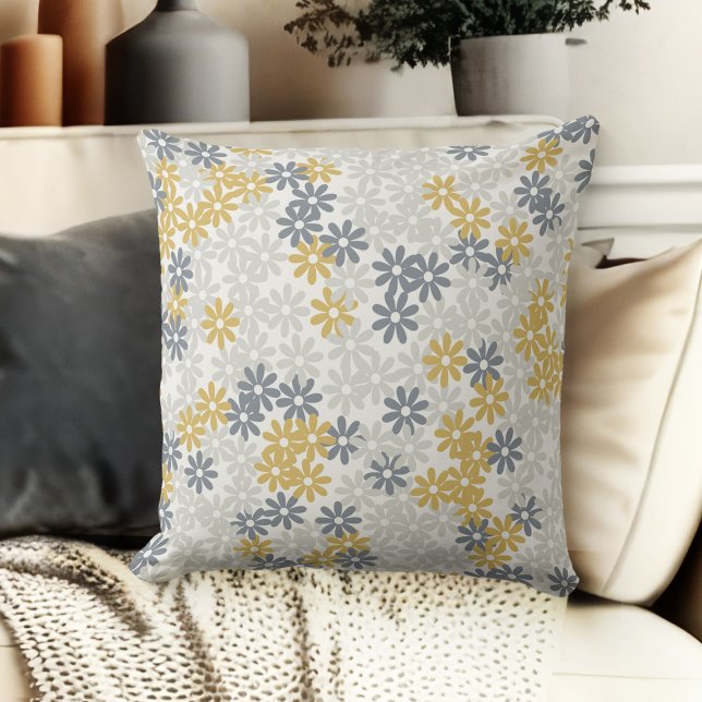 Grijs blauw en goud bloemige madeliefjes bank kussen (throw pillow for living room floral couch throw pillow grey, blue, gold and beige)