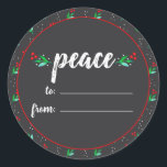 Grijs Chalkboard Foliage Wit Peace Christmas Label<br><div class="desc">Dit prachtige, elegante vakantieontwerp heeft handbeschilderde waterverf botanische elementen, waaronder bladeren en bessen, samen met witte stippen, die doen denken aan sneeuw, op een donkergrijze krijtbordachtergrond. Het woord "vrede" verschijnt in het wit in populaire typografie in een met de hand geletterde stijl, samen met "naar" en "van" lijnen in het...</div>