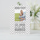 Grijs Chevron Eet Drink Wordt Getrouwd Trouw RSVP (Staand voorkant)