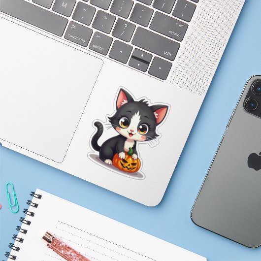 Grijs Cute B&W Kitten – Halloween Sticker (Laptop met iPhone)