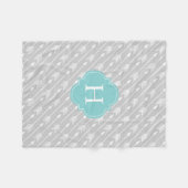 Grijs en Aqua Monogrammed Pijlen Patroon Fleece Deken (Voorkant (Horizontaal))