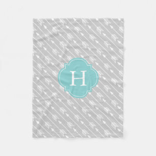 Grijs en Aqua Monogrammed Pijlen Patroon Fleece Deken