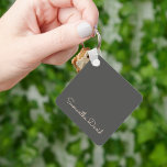 Grijs en beige gepersonaliseerd sleutelhanger<br><div class="desc">Aangepaste-Naam gepersonaliseerde sleutelhangers met elegante grijze achtergrond en Beige Naam.</div>