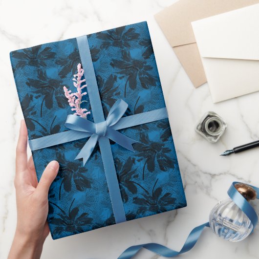 Grijs en blauw bloemmotief. cadeaupapier (Geschenken)