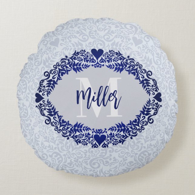 Grijs en blauw Damast Monogram Decoratieve Naam Rond Kussen (Voorkant)