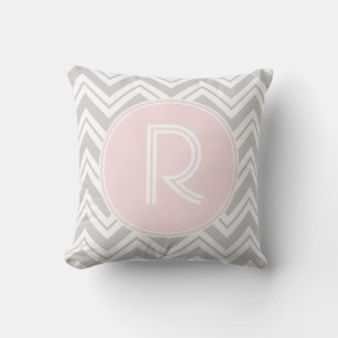 Grijs en Blush Chevron Patroon Monogram Kussen