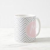 Grijs en Blush Chevron Pattern Monogram Mok (Voorkant rechts)