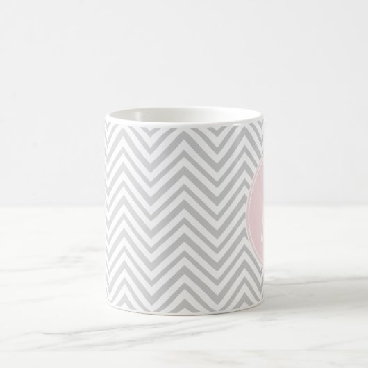 Grijs en Blush Chevron Pattern Monogram Mok (Center)