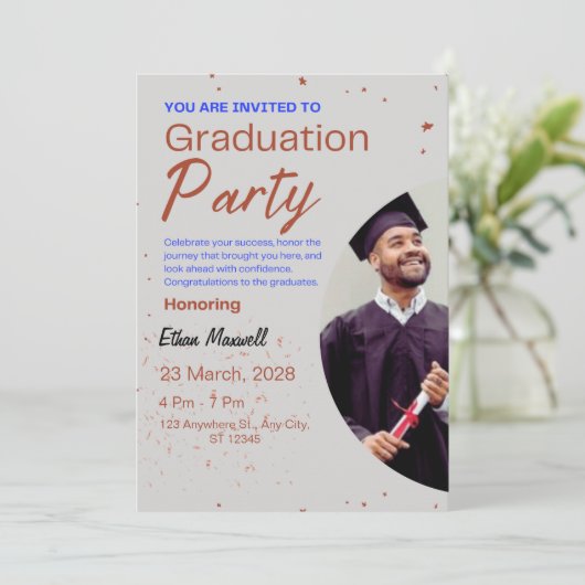 Grijs en bruin minimalistische afstudeerfeest uitn kaart (Staand voorkant)