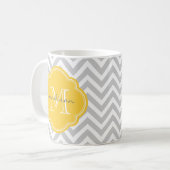 Grijs en Geel Chevron Aangepast monogram Koffiemok (Voorkant links)