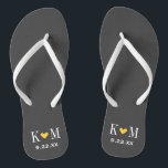 Grijs en Geel modern huwelijksmonogram Teenslippers<br><div class="desc">Aangepast gedrukte flip flop sandalen gepersonaliseerd met een schattig hart en je monogram initialen en trouwdatum. Klik aanpassen het om tekstdoopvonten en kleuren te veranderen of uw eigen afbeeldingen toe te voegen om unieke één van een soortontwerp te creëer!</div>