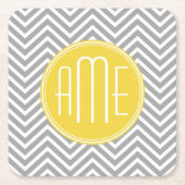 Grijs en Gele Chevrons Aangepast monogram Kartonnen Onderzetters (Voorkant)