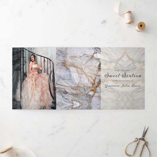 Grijs en Goud Marmer Zoet 16 Feest Uitnodiging (Buitenkant)