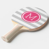 Grijs en Heet Roze Preppy Strepen Monogram Tafeltennisbatje (Voorkant Gekanteld)