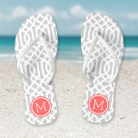 Grijs en koraal Trellis Monogram Teenslippers<br><div class="desc">Aangepast afgedrukte flip flop sandalen met een stijlvol,  modern patroon en uw aangepaste monogram of andere tekst in een cirkelvormig lijst. Klik aanpassen het om tekstdoopvonten en kleuren te veranderen of uw eigen afbeeldingen toe te voegen om unieke één van een soortontwerp te creëer!</div>