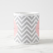Grijs en Lichtroze Chevron Custom Monogram Grote Koffiekop (Voorkant)