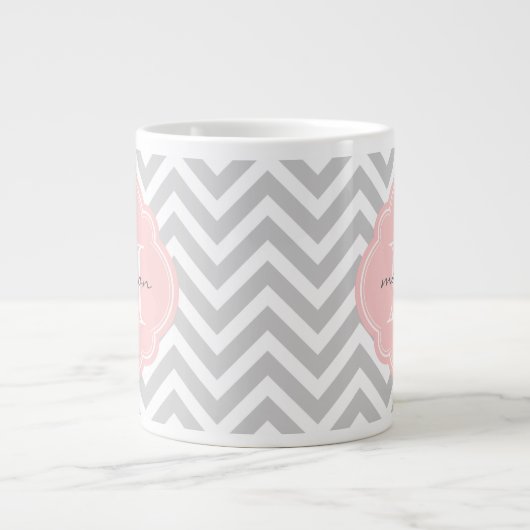 Grijs en Lichtroze Chevron Custom Monogram Grote Koffiekop (Voorkant)