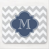 Grijs en Marine Blauw Modern Chevron Custom Monogr Muismat (Voorkant)