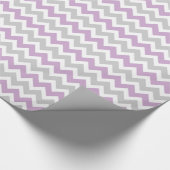 Grijs en Paarse Zigzag Chevron Stripes Cadeaupapier (Hoek)