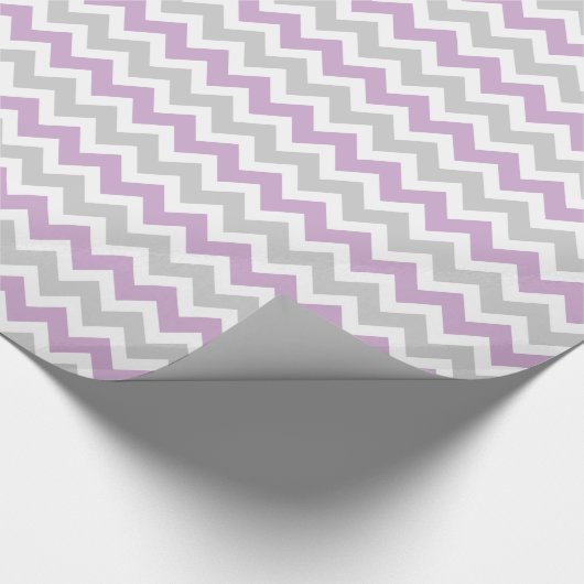 Grijs en Paarse Zigzag Chevron Stripes Cadeaupapier (Hoek)