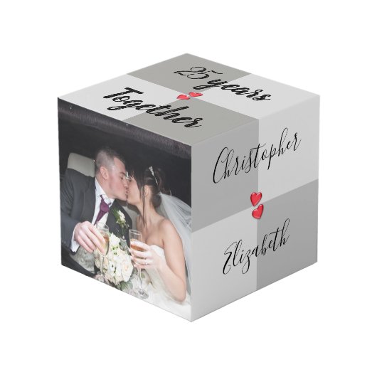 Grijs en rood met namen en foto's kubus (Voorkant hoekig)