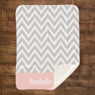 Grijs en roze chevron baby naam geborduurd sherpa deken