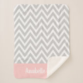 Grijs en Roze Chevron Baby Naam Monogrammed Sherpa Deken (Voorkant)