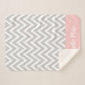 Grijs en Roze Chevron Baby Naam Monogrammed Sherpa Deken (Voorkant (horizontaal))