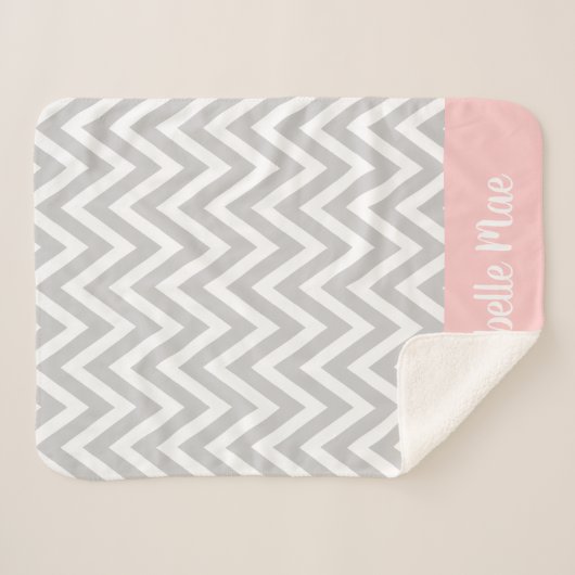 Grijs en Roze Chevron Baby Naam Monogrammed Sherpa Deken (Voorkant (horizontaal))