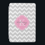 Grijs en Roze Chevron Custom Monogram iPad Mini Cover<br><div class="desc">Schattigee trendy chique iPad hoes heeft een preppy zigzag chevron-patroon gepersonaliseerd met uw monogramnaam en initiaal in een girly quatrefoil-lijst. Klik op Aanpassen om tekstlettertypen en -kleuren te wijzigen in creëer uw eigen unieke ontwerp.</div>