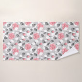 Grijs en roze. Floral patroon Badhanddoek (Badhanddoek)