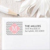 Grijs en Roze Modern Chevron Custom Monogram Etiket (Insitu)