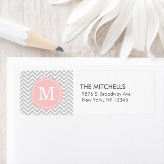 Grijs en Roze Modern Chevron Custom Monogram Etiket (Insitu)