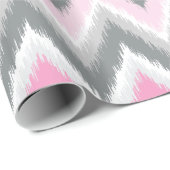 Grijs en Roze Tribal Ikat Chevron Cadeaupapier (Rol Hoek)