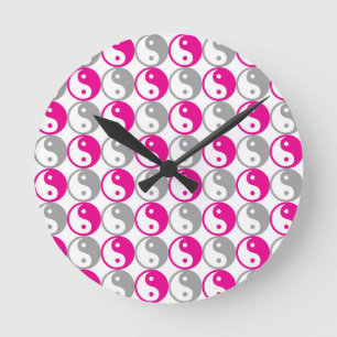 Grijs en roze yin yang patroon ronde klok