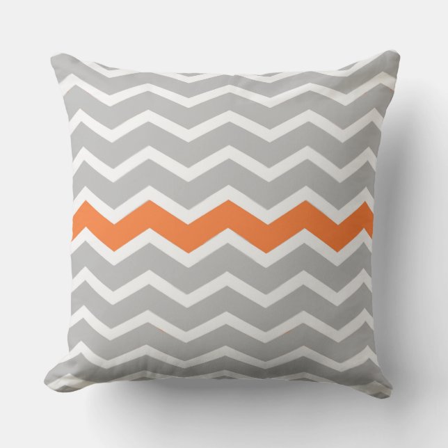 Grijs en wit Chevron Zigzag met Oranje Acent Kussen (Voorkant)