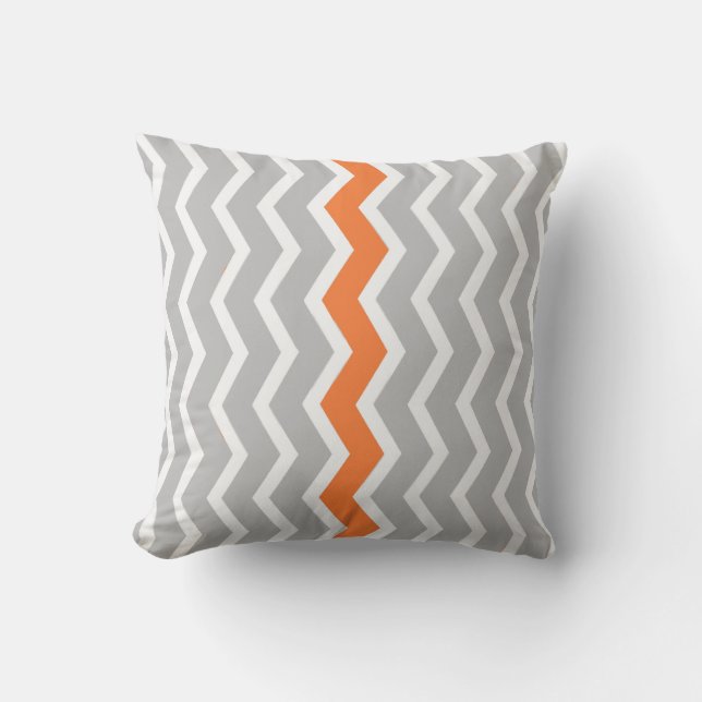 Grijs en wit Chevron Zigzag met Oranje streep Kussen (Voorkant)